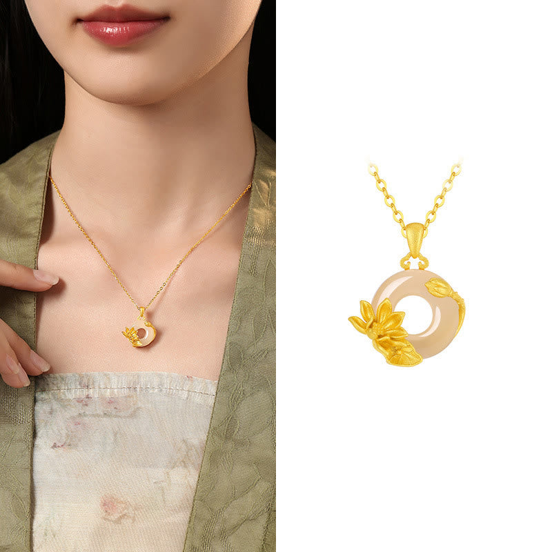 Goldene Kette Chalcedon Blumen-Anhänger elegant am Hals getragen