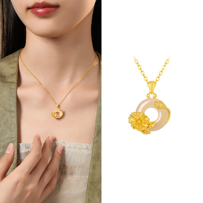 Elegante goldene Kette mit Blumenanhänger am Hals getragen
