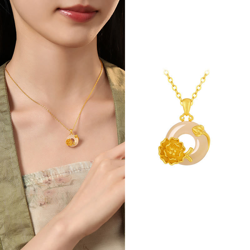 Goldene Kette mit Blumen-Anhänger am Hals elegant getragen