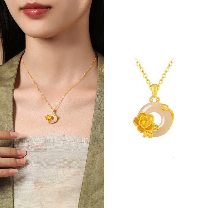 Goldene Kette Rosen-Anhänger am Hals getragen eleganter Schmuck