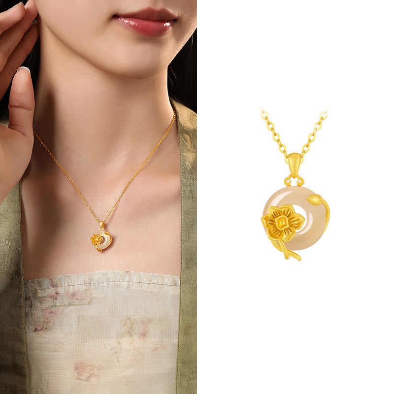 Goldene Kette Chalcedon Blume Anhänger an Hals getragen