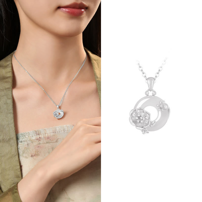 Kette Chalcedon Blumenmotiv Sterlingsilber blau elegant am Hals getragen