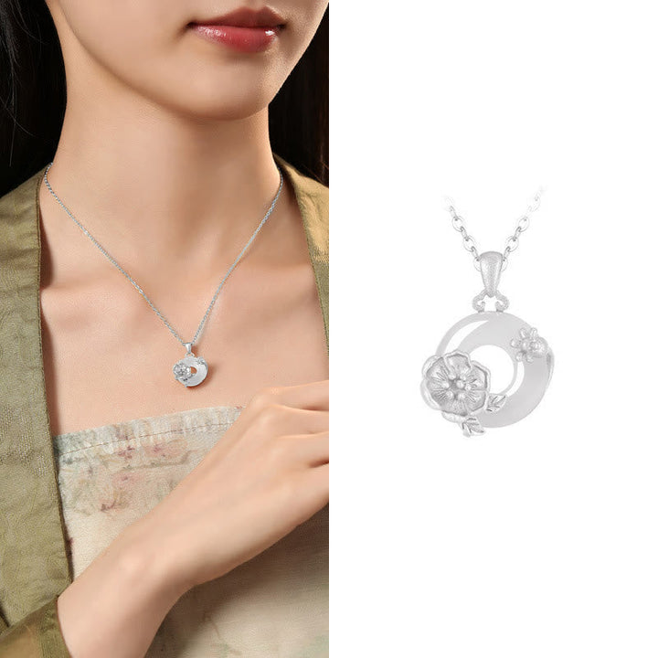 Kette Chalcedon Blumenmotiv Sterlingsilber blau elegant am Hals getragen