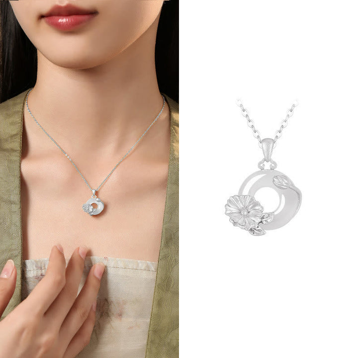 Silberkette Chalcedon Blume Mond Anhänger Sterlingsilber elegant getragen