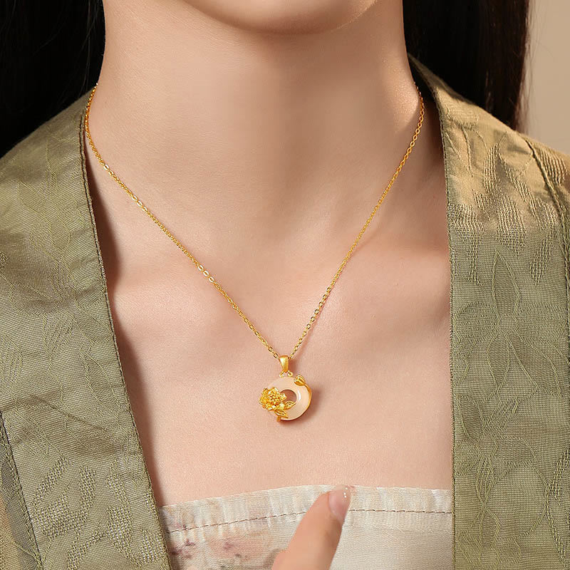 Gold Kette Blume Anhänger am Hals getragen elegant