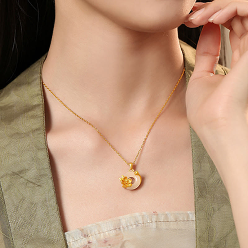 Goldene Kette mit Mondstern Anhänger elegant am Hals getragen