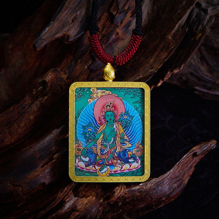 Buddhistische Kette grüne Tara Anhänger goldene Fassung rotes Perlenband