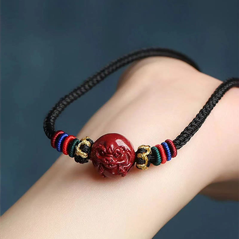 Kette Zinnober Chinesischer Tierkreis – Segen rote Perlen Armband getragen