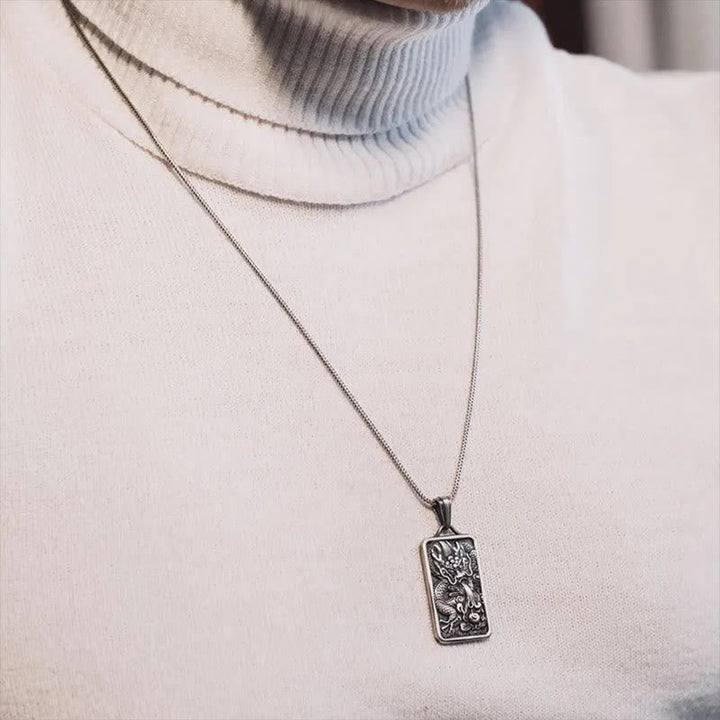 Zinn Drachen Anhänger Kette am Hals getragen Metallschmuck