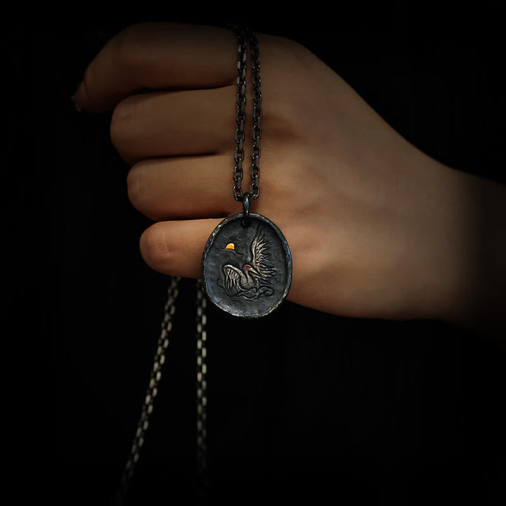 Sterlingsilber Kette mit schwarzem Kranich Anhänger elegant getragen