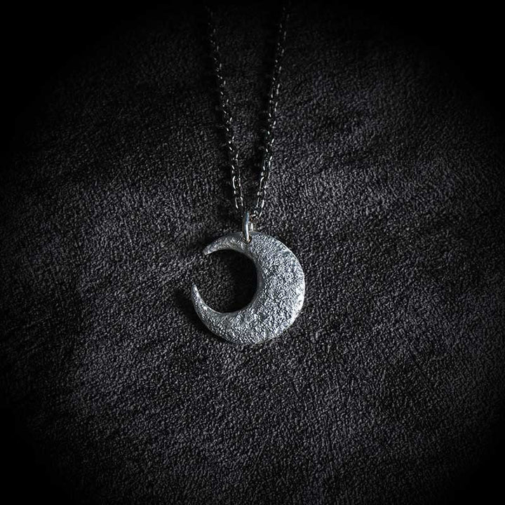Sterlingsilber Kette Mond Anhänger elegant auf schwarzem Hintergrund