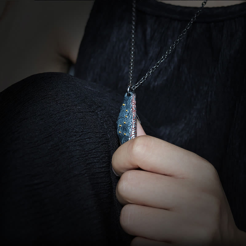 Sterlingsilber Kette Großer Wagen blauer Anhänger am Hals getragen
