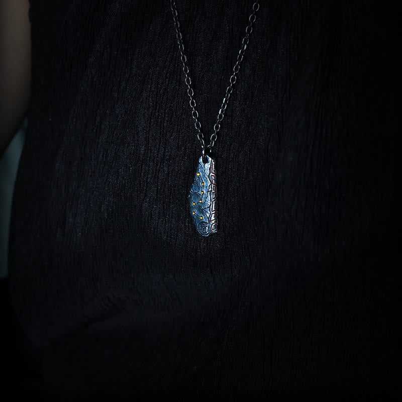 Kette Sterlingsilber mit blauem Großer Wagen Stein Anhänger getragen