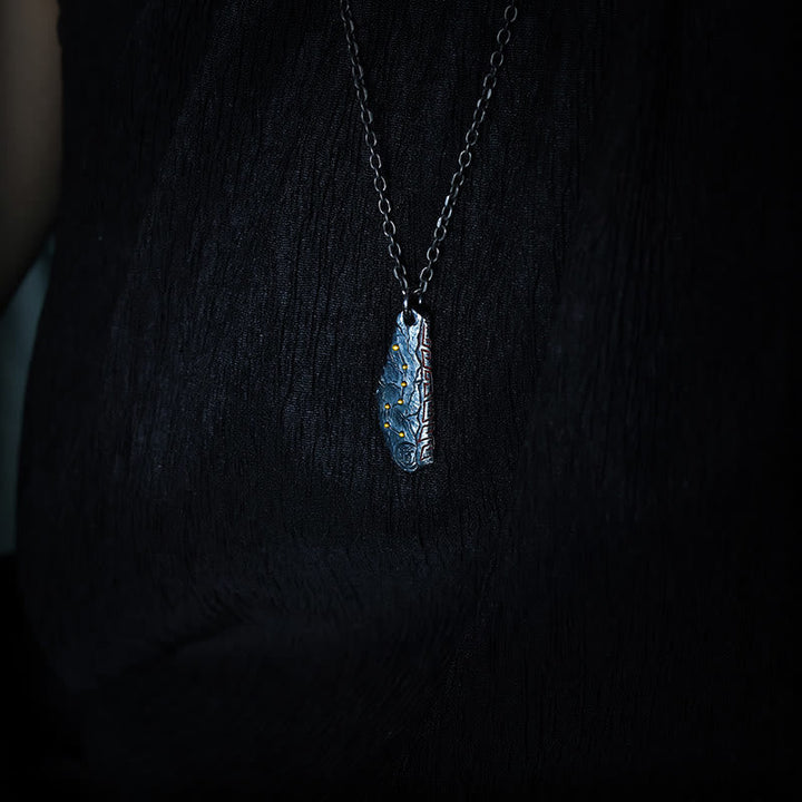 Kette Sterlingsilber mit blauem Großer Wagen Stein Anhänger getragen