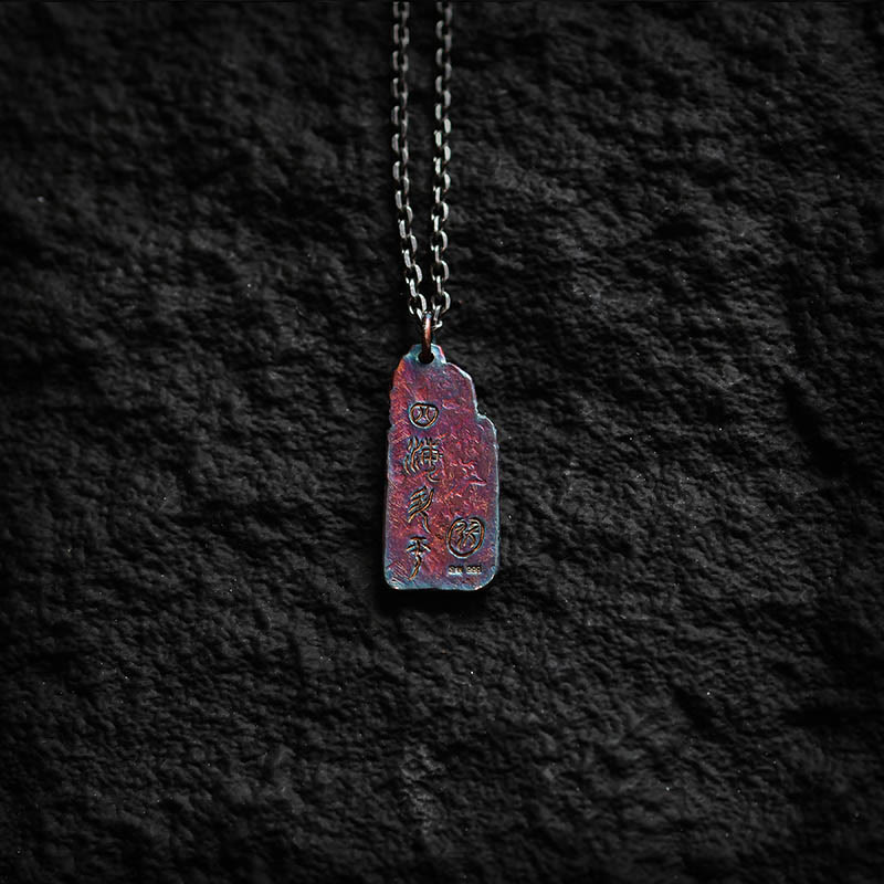 Rote Kette mit gravierten Symbolen Anhänger Naturstein Meditationsschmuck