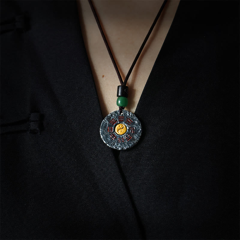 Mandala Anhänger Kette mit grünem Stein am Hals