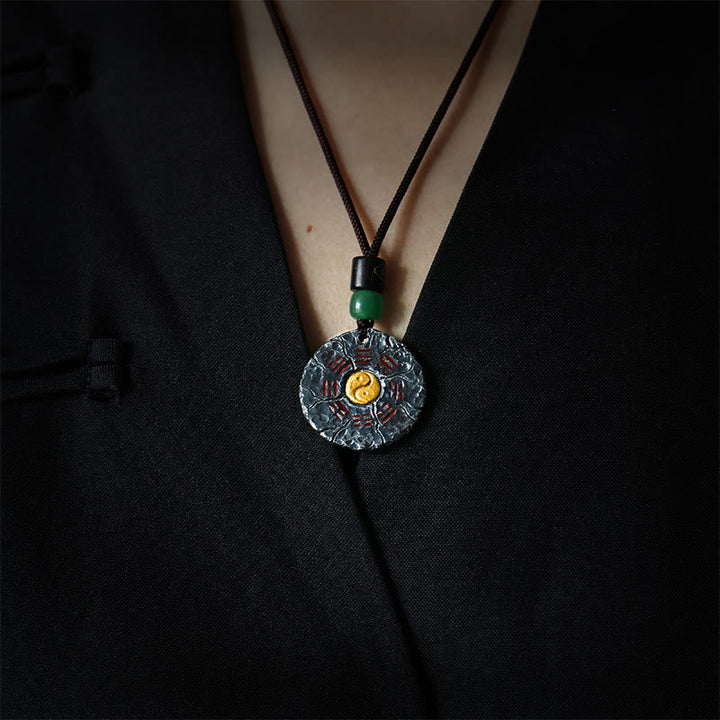 Mandala Anhänger Kette mit grünem Stein am Hals