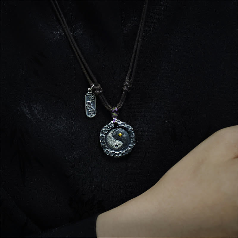 Sterlingsilberkette Yin Yang Anhänger elegant am Hals getragen