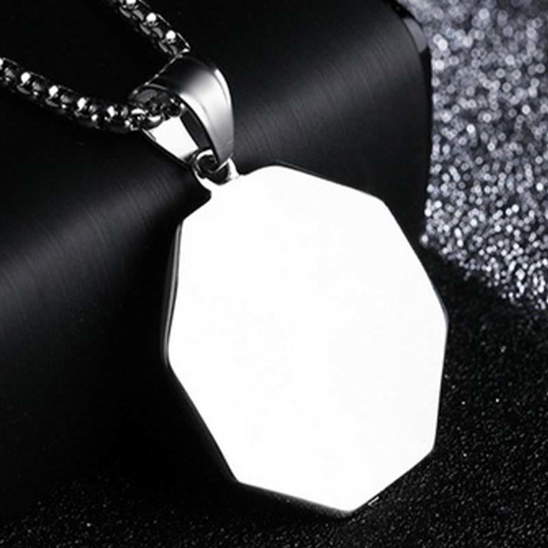 Titanstahl Kette geometrischer Anhänger Schmuck auf schwarzem Stoff