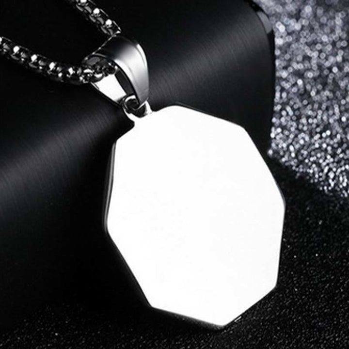 Titanstahl Kette geometrischer Anhänger Schmuck auf schwarzem Stoff
