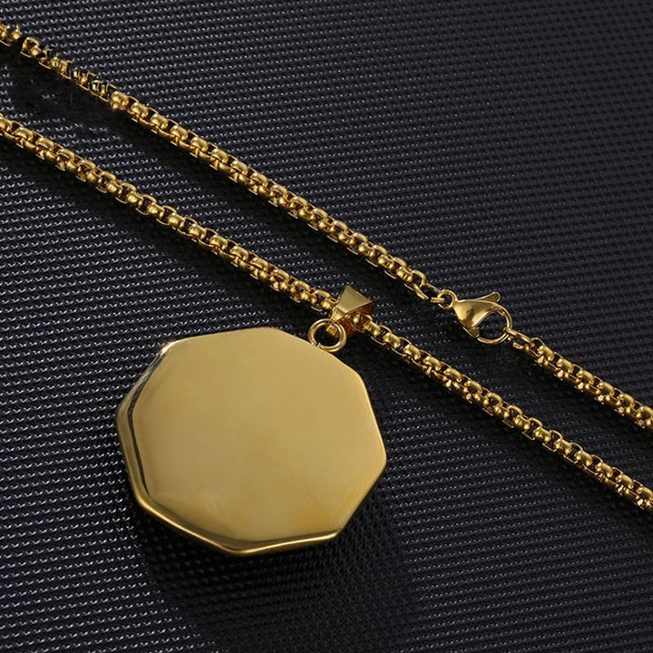 Minimalistische golfarbene Titanstahl Kette mit achteckigem Anhänger elegant