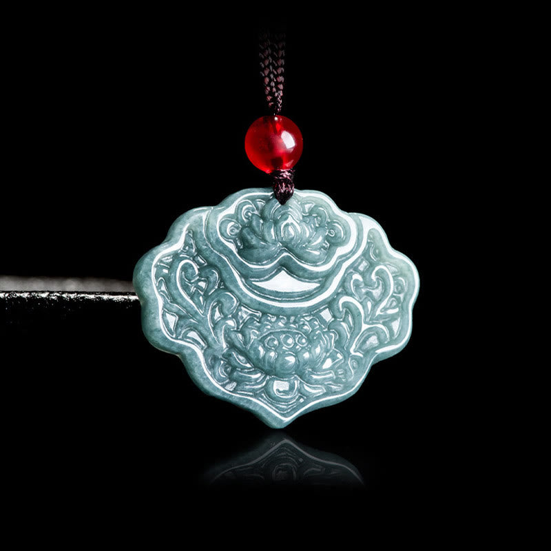 Jade Anhänger Kette geschnitzt mit roter Perle eleganter Schmuck