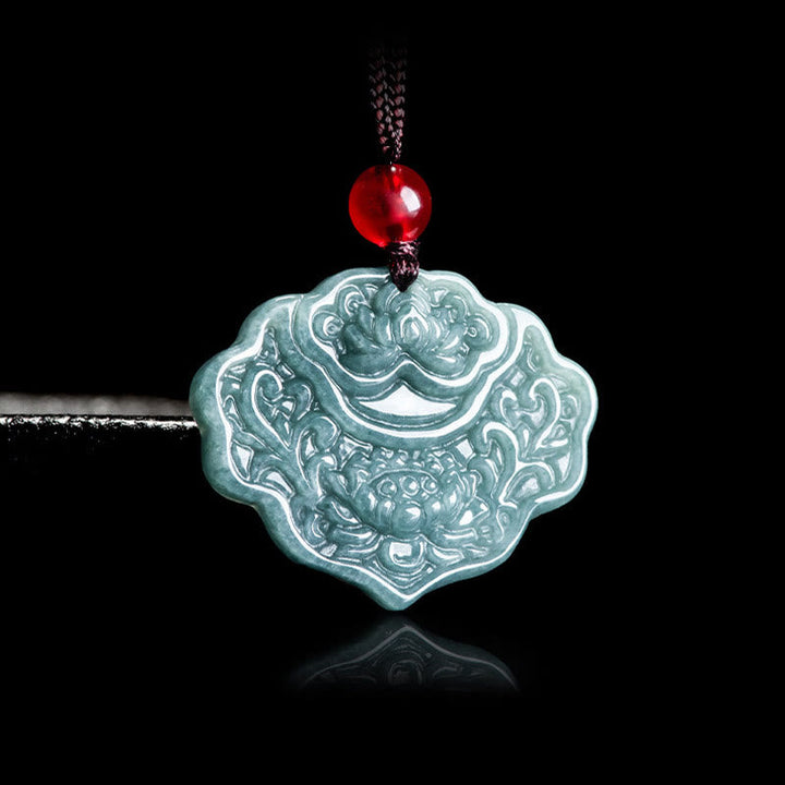 Jade Anhänger Kette geschnitzt mit roter Perle eleganter Schmuck