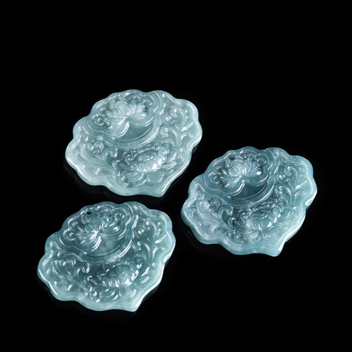 Drei Jade Lotus Anhänger geschnitzt hellgrün Naturstein Schmuck