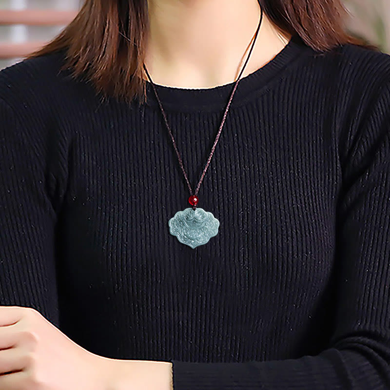 Grüne Jade Lotus Anhänger Kette am Hals getragen elegant