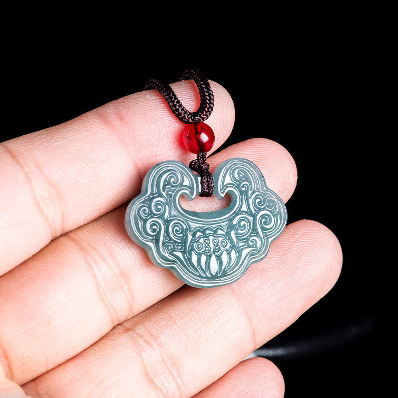 Grüne Jade Lotus Ruyi Anhänger an schwarzer Kette