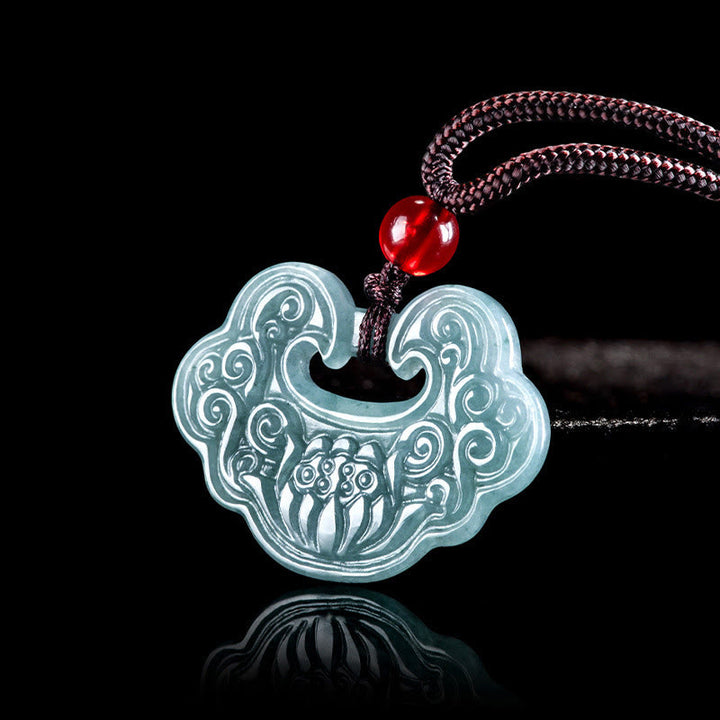 Jade Anhänger mit Lotus Ruyi Motiv an geflochtener Schnur
