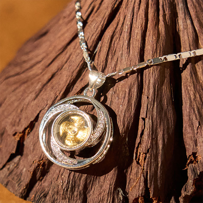 Silberkette Drehbarer Spiralanhänger Goldstein elegantes Schmuckstück auf Holz
