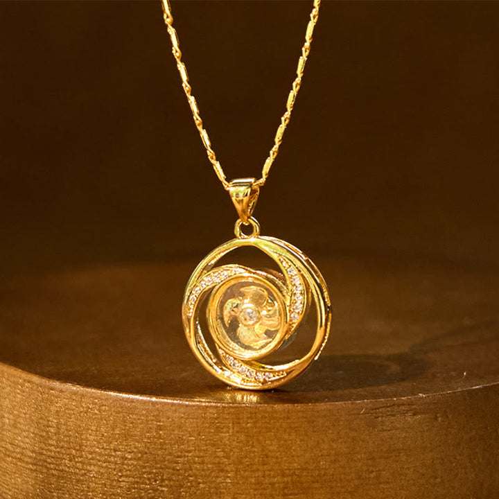 Goldene Kette mit drehbarem Mond-Anhänger und glänzenden Kristallen