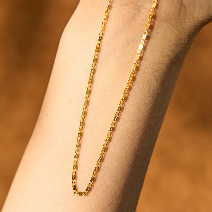 Kette Gold Gliederkette glänzend am Arm getragen elegant