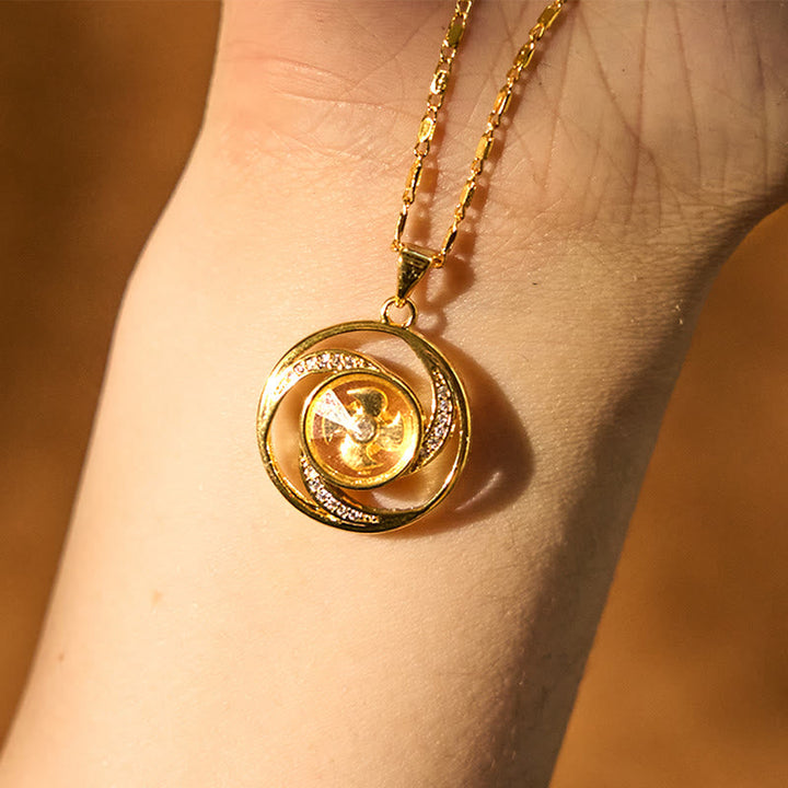 Goldene Spiralkette mit Citrin Anhänger elegant am Hals getragen
