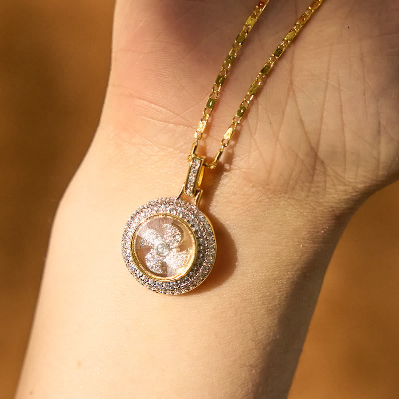 Goldene Kette mit rundem Kristall-Anhänger am Hals getragen