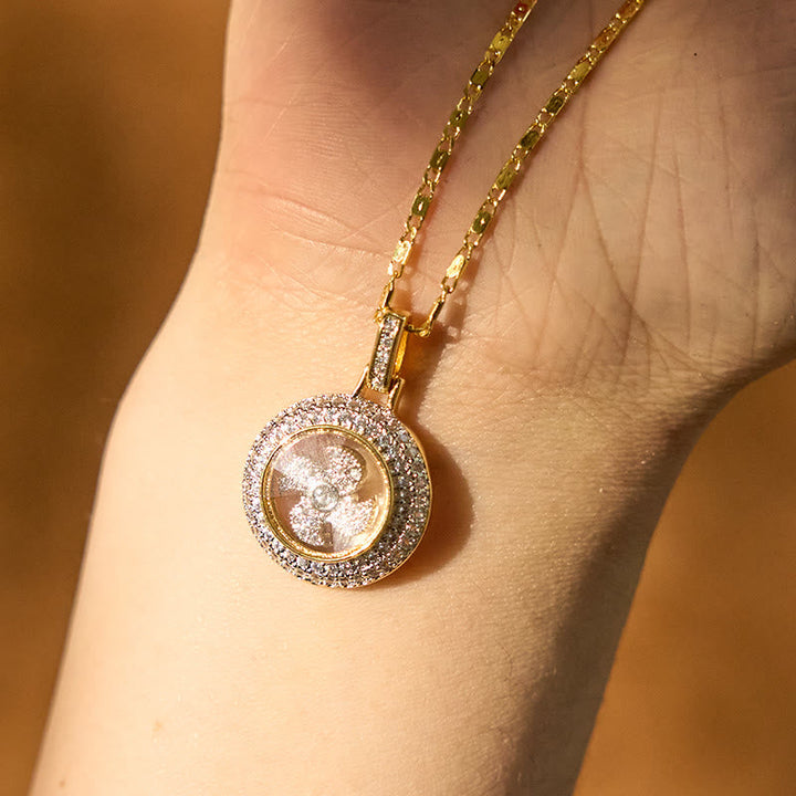 Goldene Kette mit rundem Kristall-Anhänger am Hals getragen