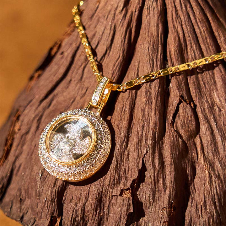 Goldene Kette mit Kristall Anhänger rund funkelnde Steine