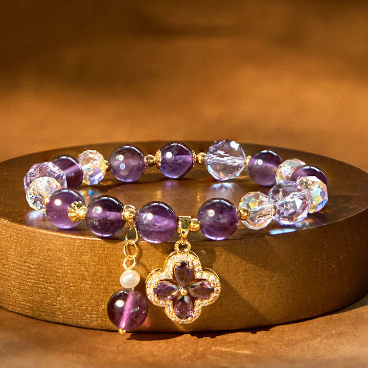 Amethyst Kristall Armband mit goldenem Kleeblatt Charm elegant displayiert.