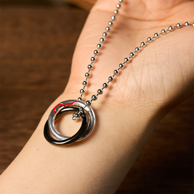 Silber Kette mit Ring Anhänger am Handgelenk getragen