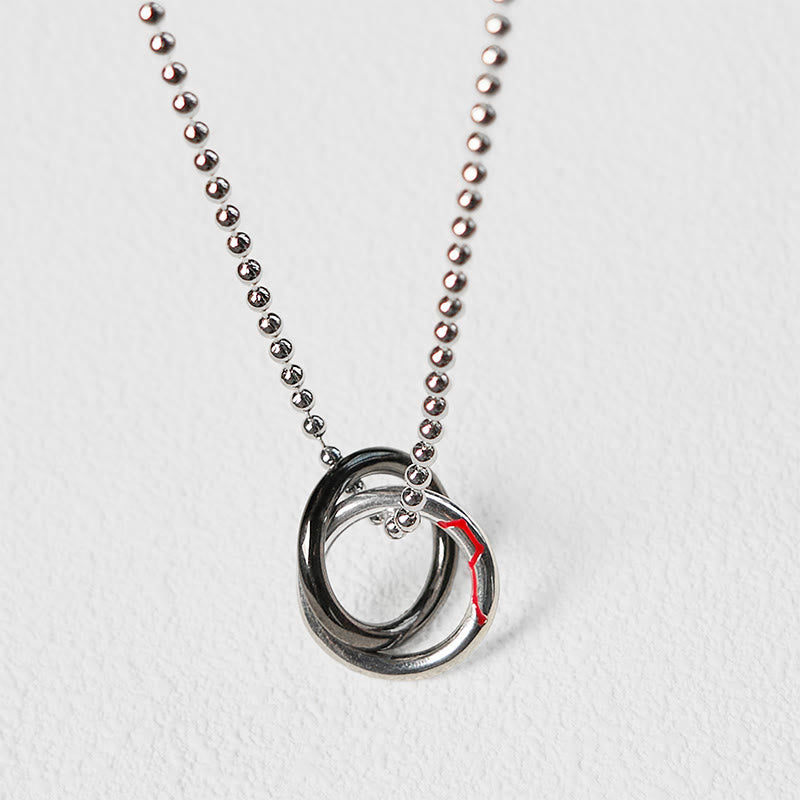 Silberne Kugelkette schwarzer Ringanhänger roter Akzent Glück Schmuck