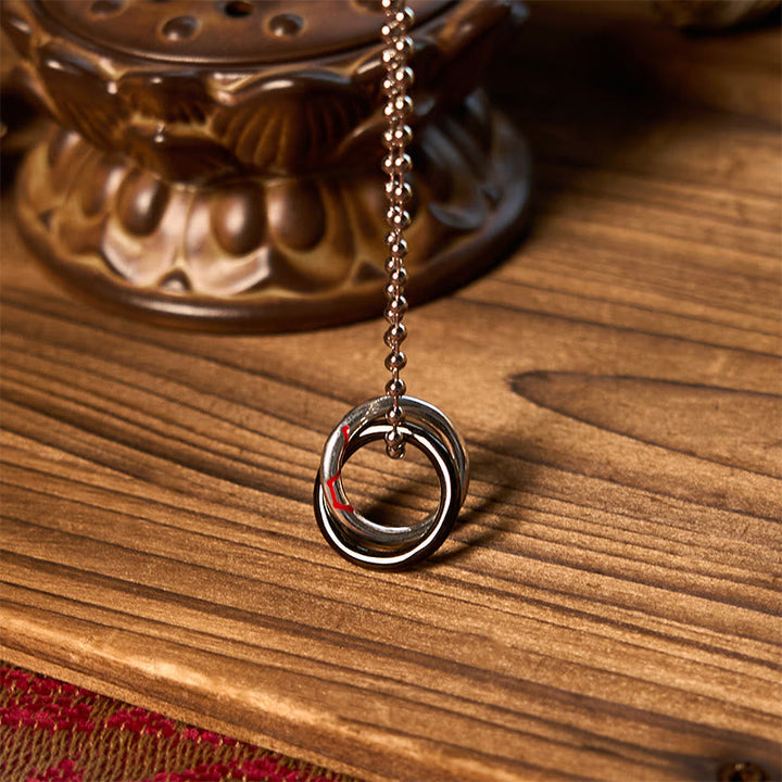 Silberne Kette mit Kreisanhänger Metallic auf Holz Oberfläche Schmuck