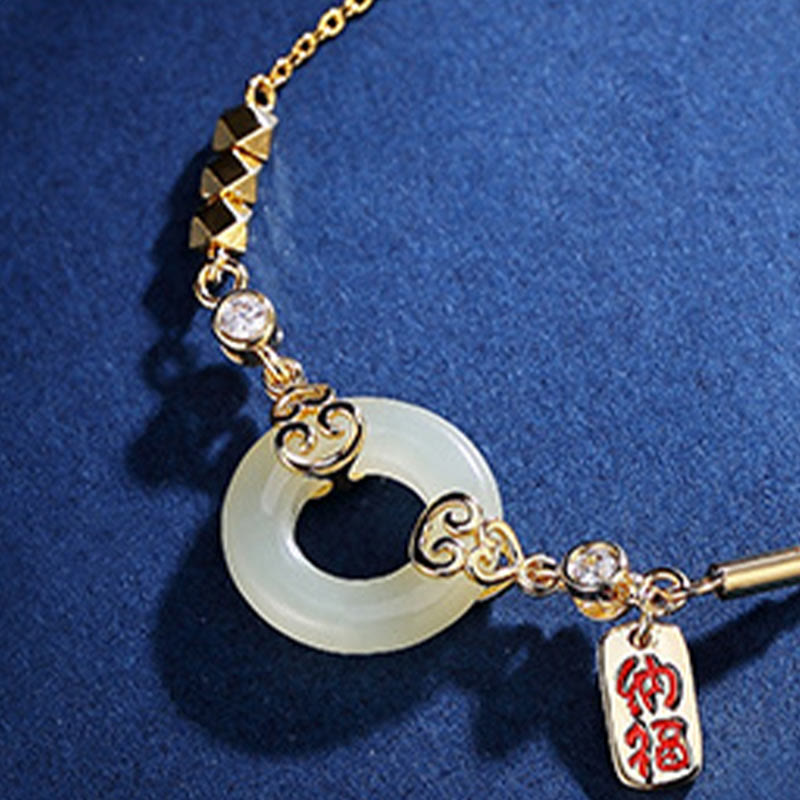 Weiße Jade Kette mit Goldverzierungen und Glückscharm Anhänger