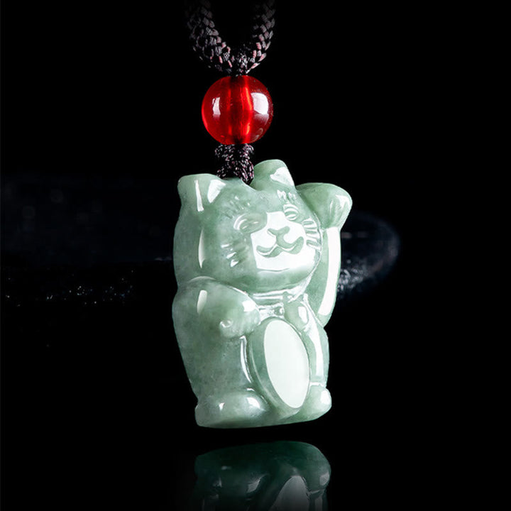 Jade Glückskatze Anhänger grün an schwarzer Kette mit roter Perle Glück