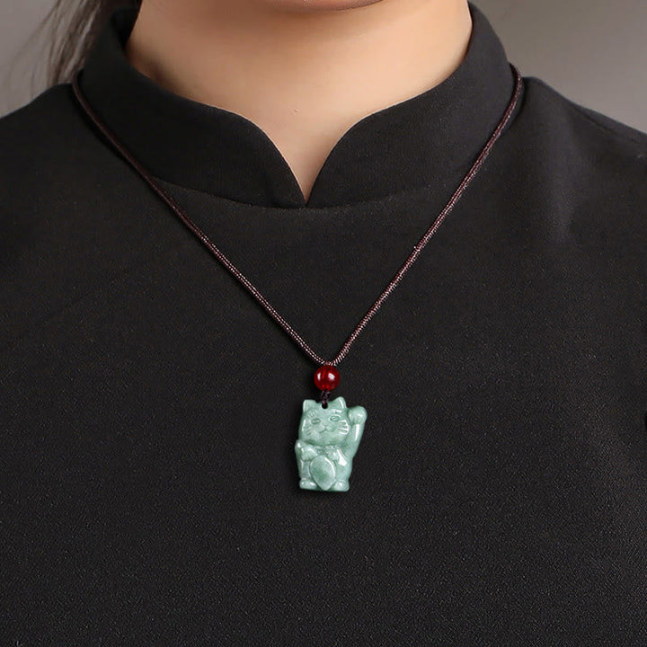 Jade Glückskatze Anhänger Kette grün am Hals getragen Naturstein