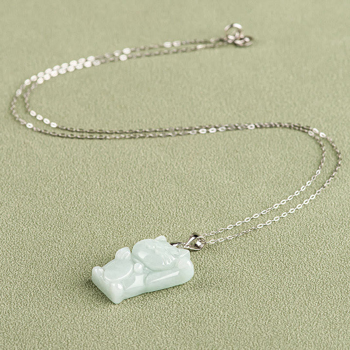 Weiße Jade Glückskatze Kette mit feiner Titanium Silberkette Glück
