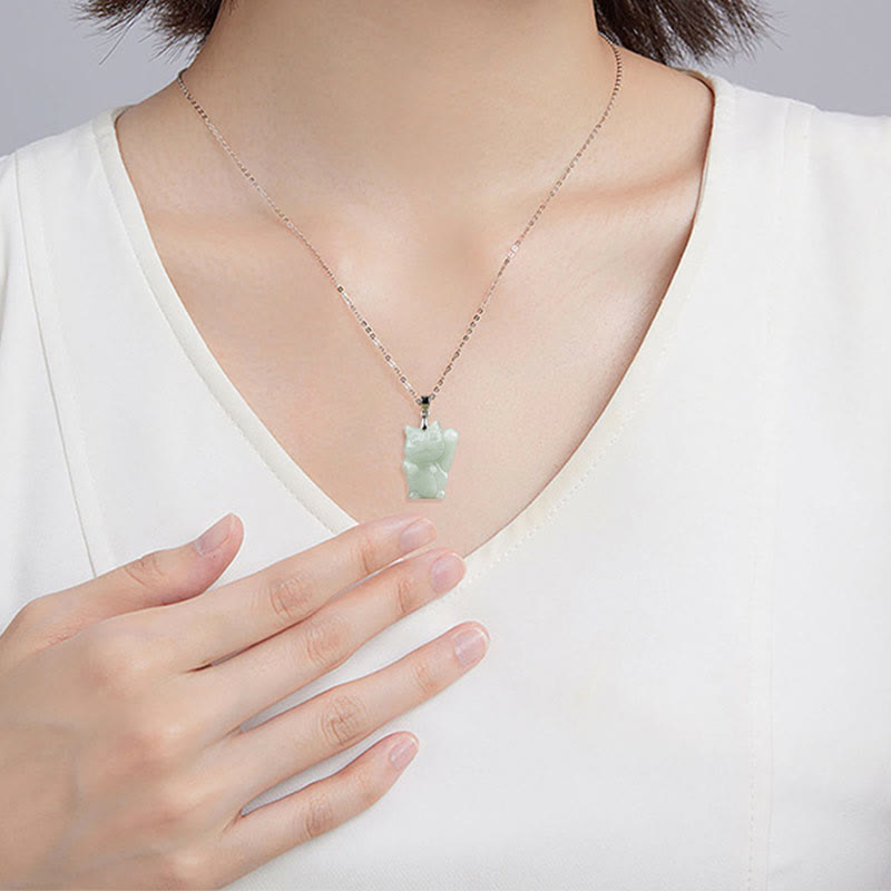 Jade Glückskatze Titanium Kette grüner Naturstein Anhänger am Hals Glück