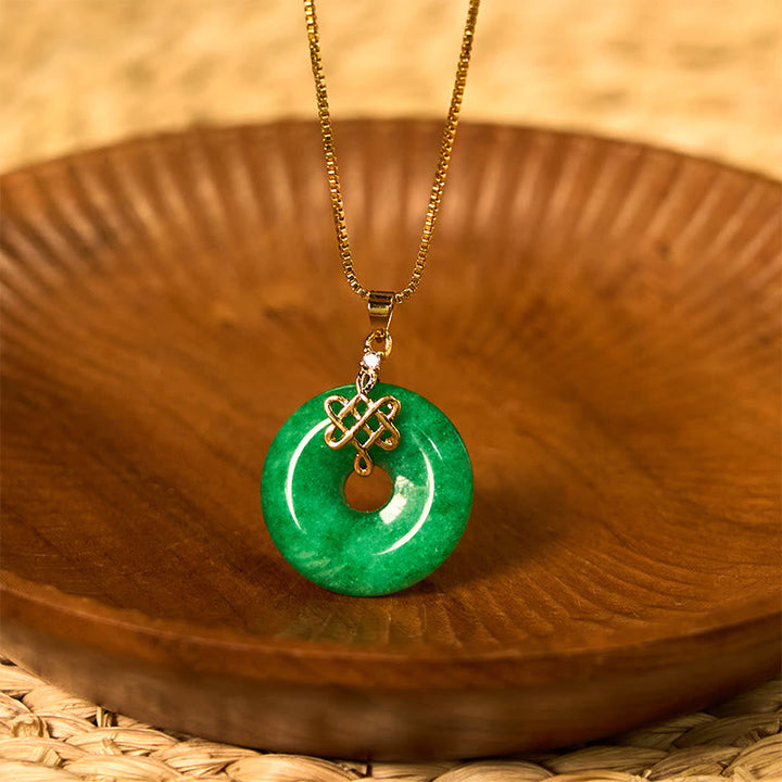 Grüne Jade Kette mit keltischem Knoten Anhänger Naturstein Frieden