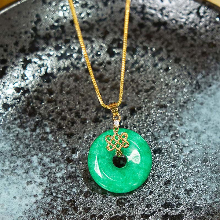 Grüne Jade Kette mit goldener Schnalle Naturstein Anhänger