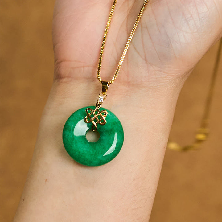 Grüne Jade Kette Schnalle goldenem Knoten Natur Anhänger getragen